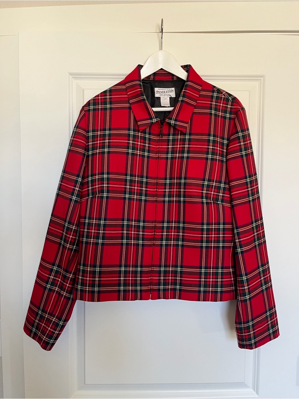 Vintage women's Pendleton 100% virgin wool red tartan plaid zip jacket